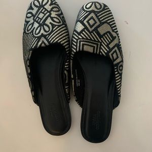 Jacquard mule slides